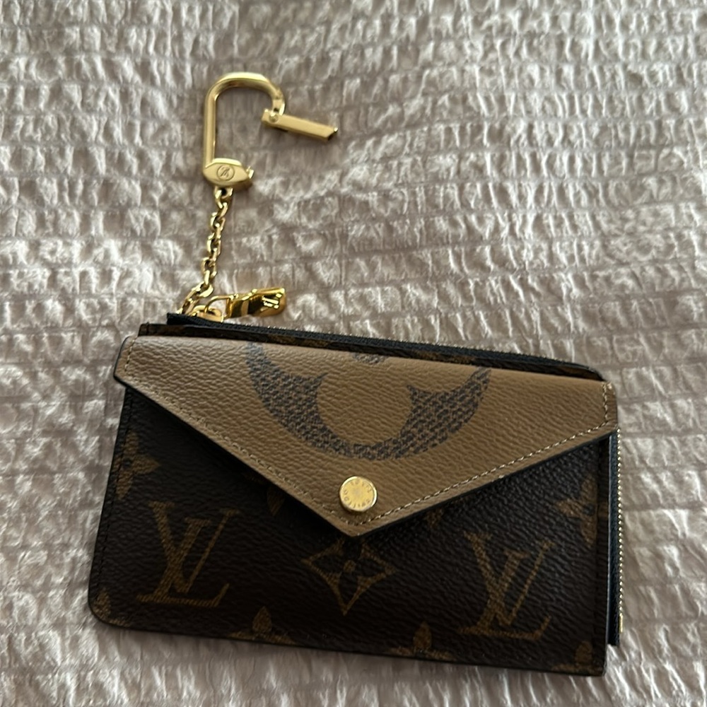 Louie Vuitton Monogram Reverse Card Holder - Picture 5 of 8